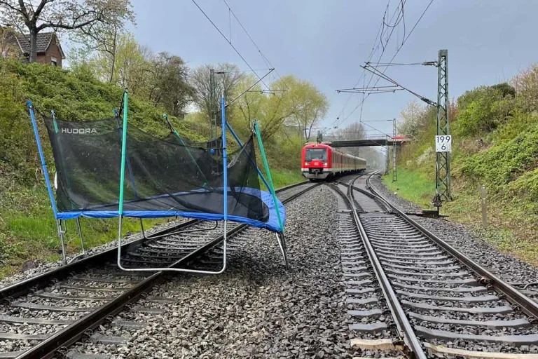 Kurioses aus Stade - Trampolin auf den S-Bahn Gleisen!