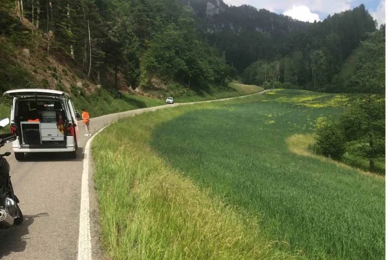 Mümliswil SO - Motorradlenker weicht Auto aus und stürzt Böschung hinunter