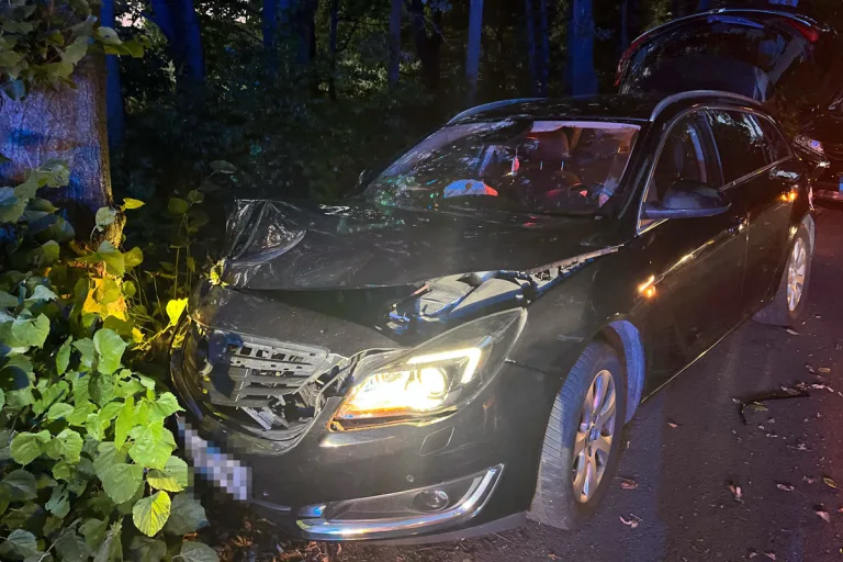 Olfen NW – Autofahrer weicht Motorrad aus und verunfallt an Baum