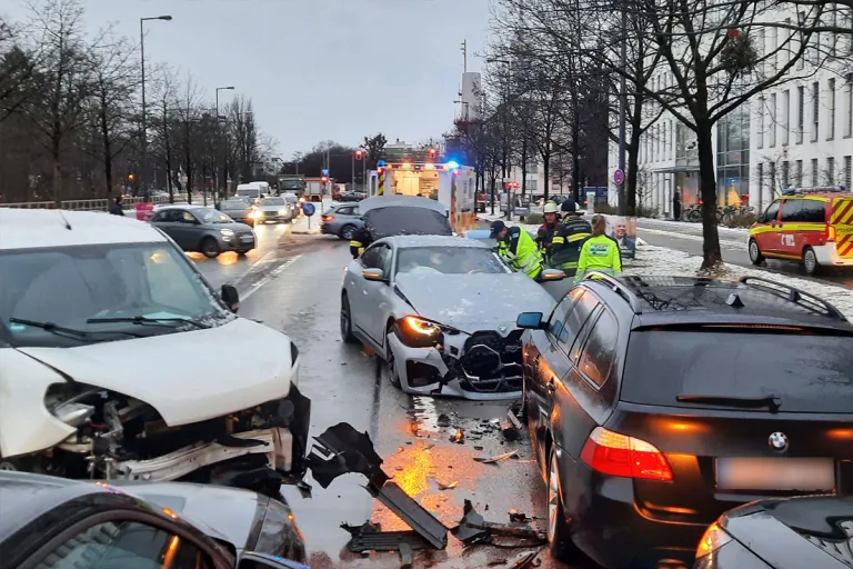 München – Fahrer (49) nach Unfall wegen Notfall verletzt