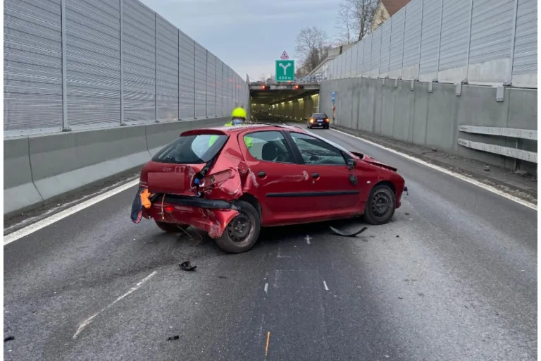Muttenz BL - Überholmanöver auf der rechten Seite führt zu Unfall auf  A18