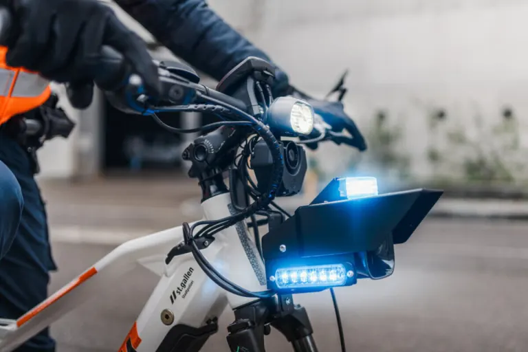  St.Gallen - Stadtpolizei auf E-Bikes mit Blaulicht und Sirenen unterwegs 