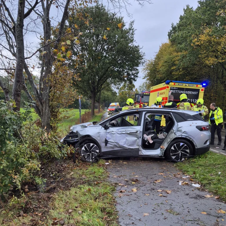 Oldenburg – Schwerer Verkehrsunfall mit eingeklemmter Person
