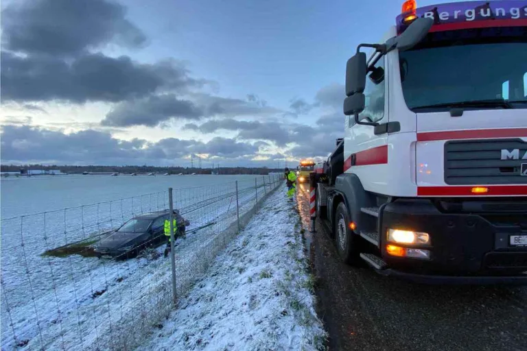 Kanton Solothurn - Drei Verkehrsunfälle auf schneebedeckter Fahrbahn