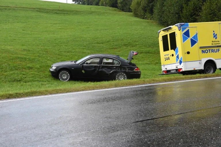 Ricken SG - BMW erlitt nach  Aufprall mit Anhänger Totalschaden