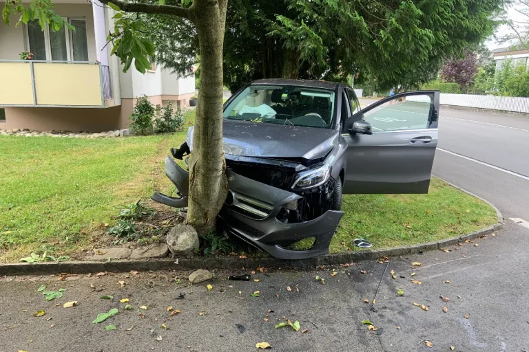 Oberentfelden AG - Autolenkerin nach Kollision mit Baum im Spital