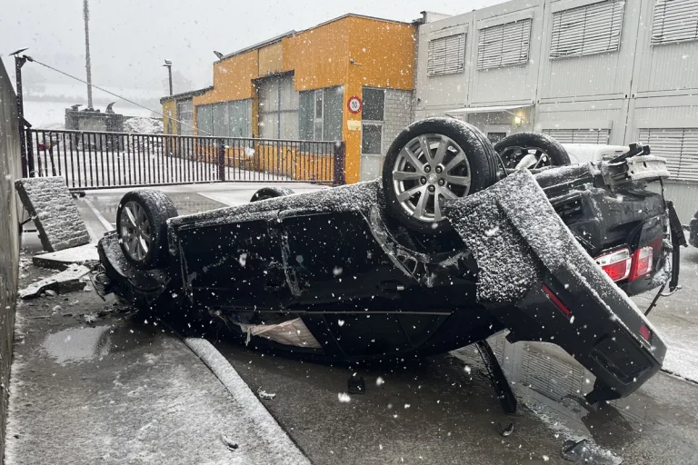 Neudorf LU - Mit Sommerreifen auf schneebedeckter Fahrbahn verunfallt