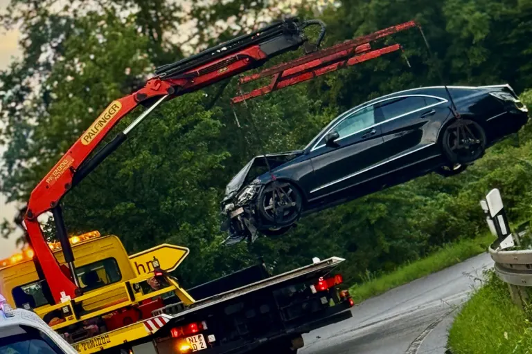 B6 Nienburg NI – Unfall von Mercedes durch Aquaplaning