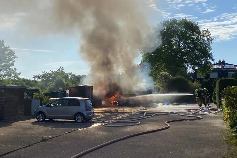 Henstedt-Ulzburg – Wohnmobil, PKW sowie Schuppen in Vollbrand