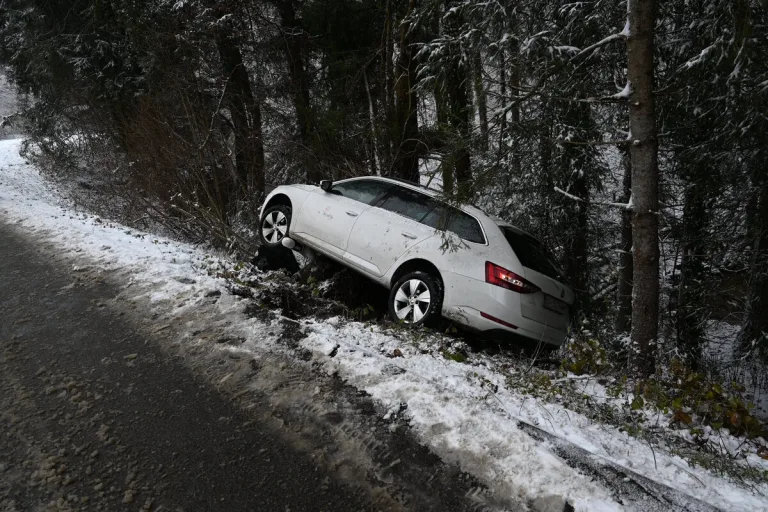 Bazenheid SG – Auto stürzt bei Unfall Böschung hinab