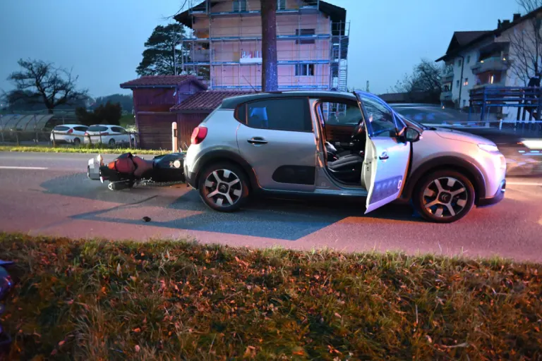 Haag SG – Motorradfahrer prallt in Heck von Auto