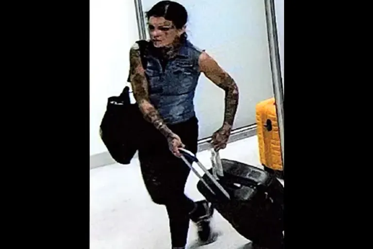 Berlin – Frau nach Kofferdiebstahl am Flughafen BER gesucht
