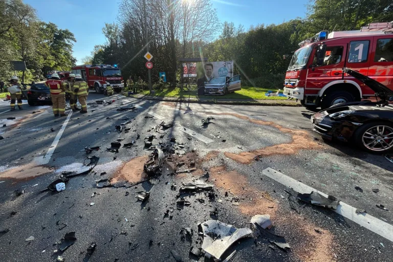 Odenthal NW – Vier schwer teils lebensgefährlich Verletzte nach Unfall von drei Pkw