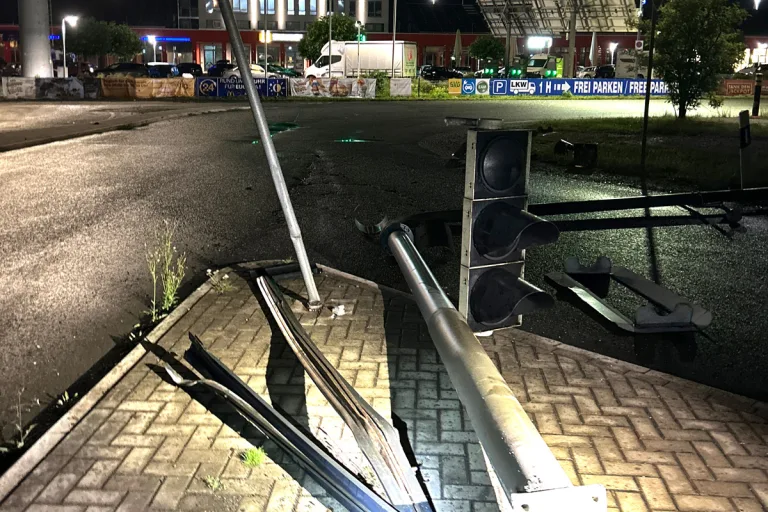 Zeugenaufruf in Lohfelden HE – Sattelzug flüchtet nach Sachbeschädigung von Rasthof