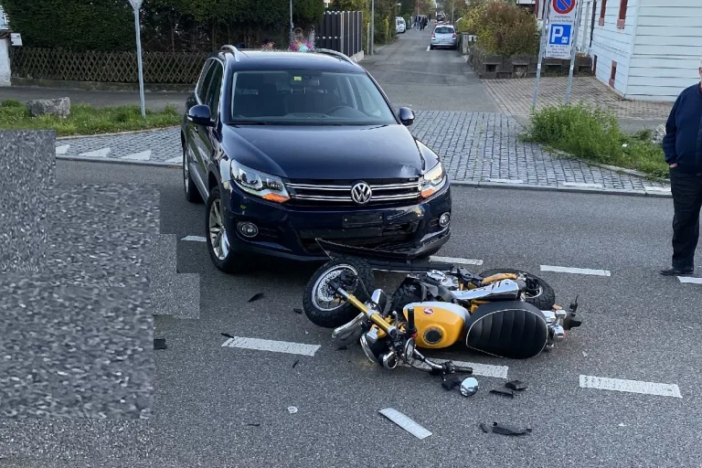 Pratteln BL - Autofahrer übersieht überholenden Töfffahrer – Motorradlenker schwer verletzt
