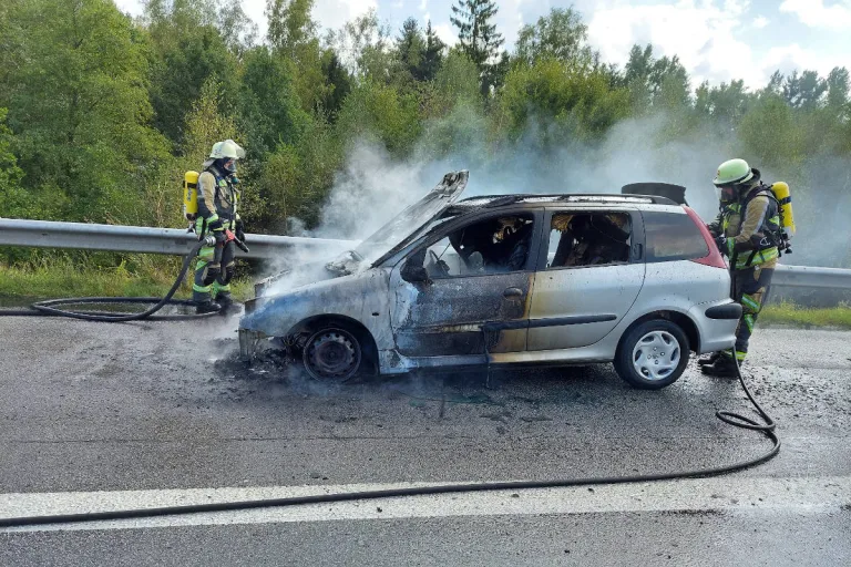 A6 Kaiserslautern – PKW-Brand auf der Autobahn – Rettungsgasse nicht gebildet