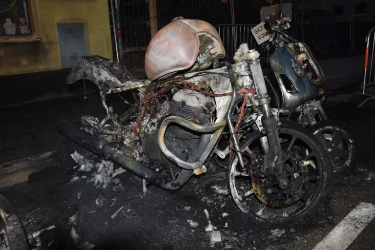 Wien – Brandstiftung an drei Fahrzeugen