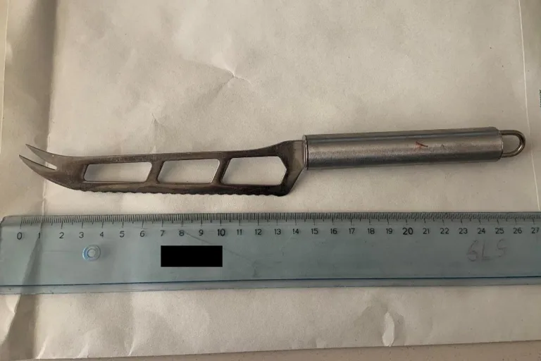 Wien - Mann bedroht Polizisten mit Messer