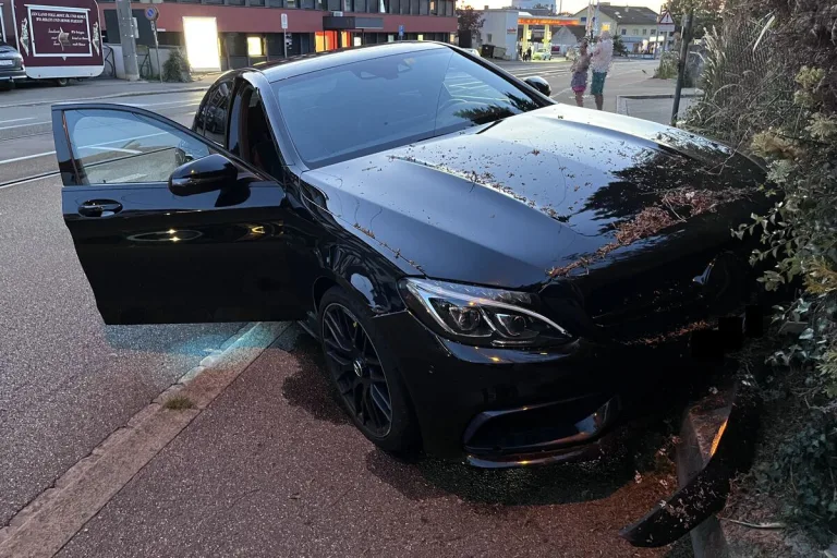 Unfall in Birsfelden BL - In eine Gartenmauer geprallt 