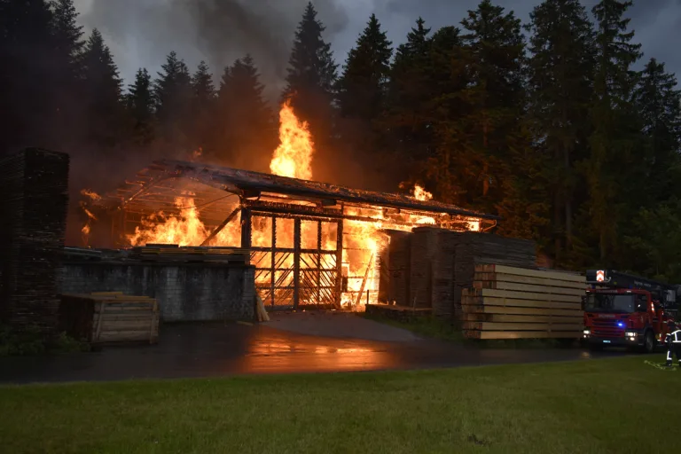 Steinhuserberg LU - Sägerei durch Brand komplett zerstört