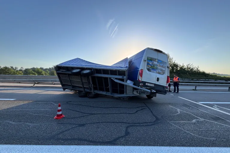 Unfall bei Grossaffoltern BE – Anhänger kippt auf A6 um