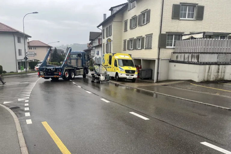 Engelburg SG - Unfall zwischen Lastwagen und motorisiertem Rollstuhl