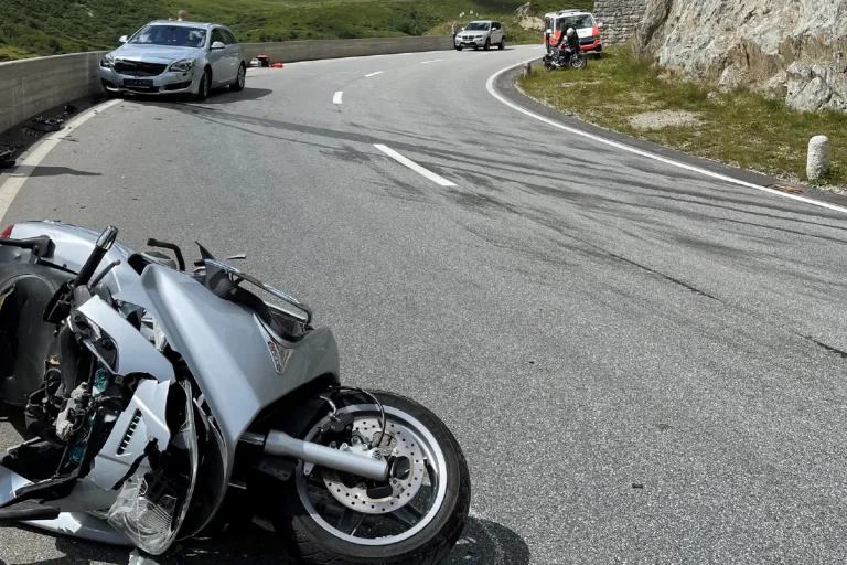 Tschamut GR - Schwerer Verkehrsunfall auf der Oberalppassstrecke
