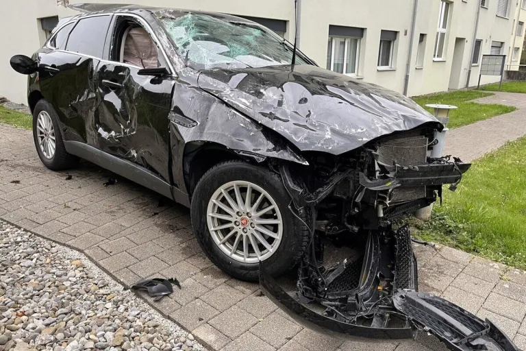 Safenwil AG - 28-Jähriger verunfallt spektakulär 