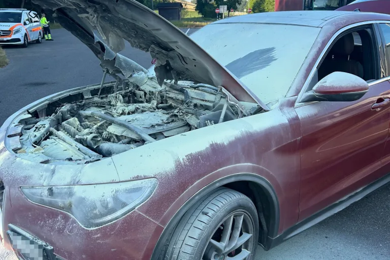 A7 Kefikon TG – Auto gerät auf Rastplatz in Brand