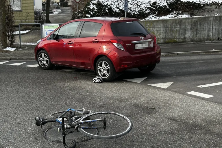 Brugg AG - Fahrradfahrer von Auto überrollt und schwer verletzt