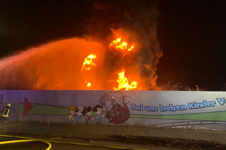 Großbrand in Gelsenkirchen – Hunderte Autoreifen brennen seit dem frühen Morgen