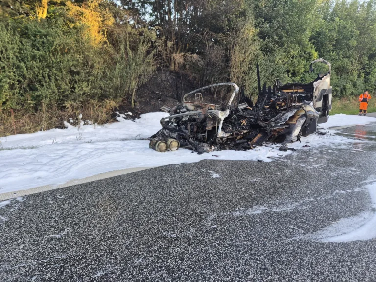 A1 Schashagen – Wohnmobil gerät während der Fahrt in Brand