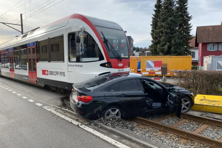 Seon AG - BMW kollidiert mit Zug