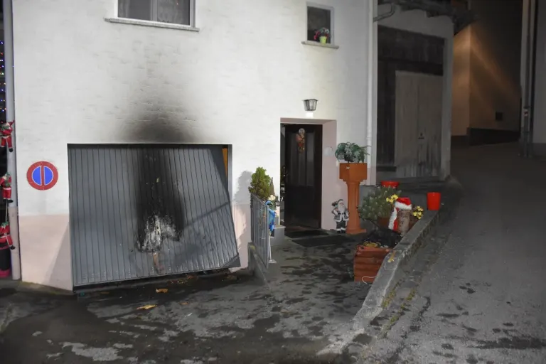 Campascio GR – Kerze in einem Krippenhaus löst Brand aus 