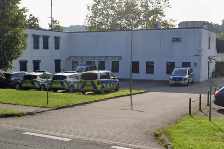 Overath – Zwei Explosionen beschädigen Polizeiwache