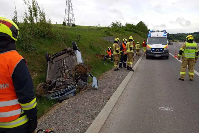 Schwerer Unfall auf der A1 - PKW kracht in Mittelleitwand und überschlug sich 
