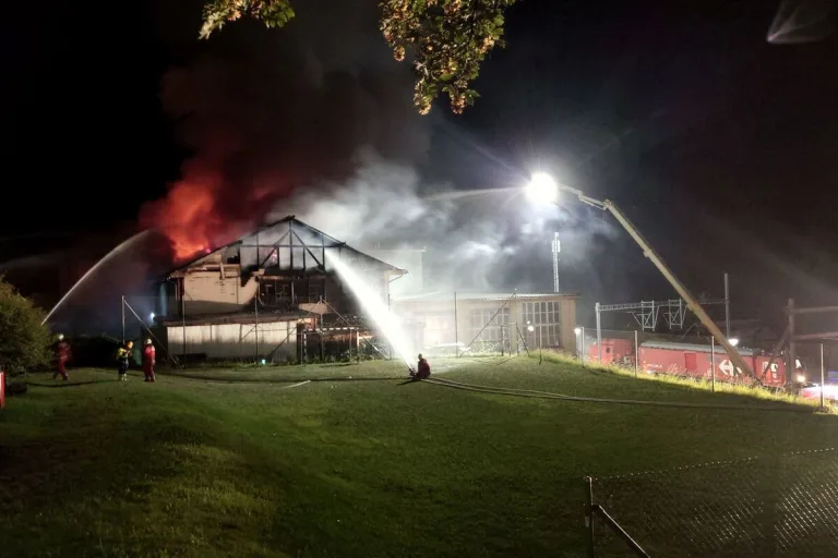 Mühlehorn GL - Zugverkehr aufgrund von Brand unterbrochen
