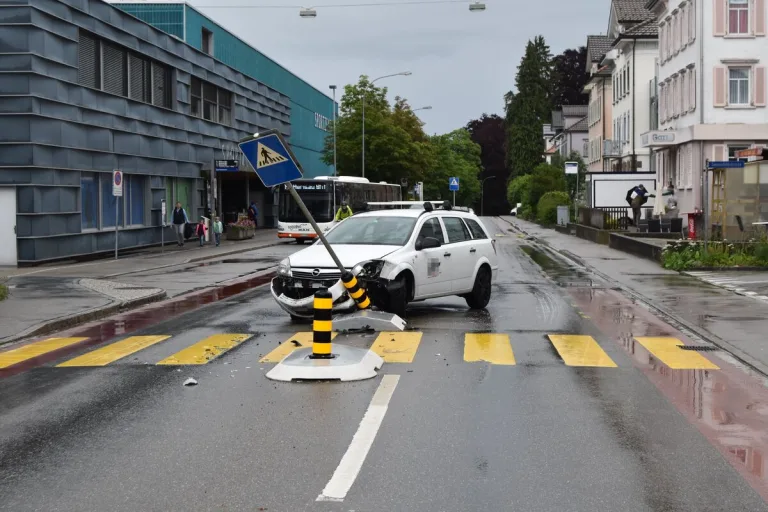 Herisau AR - Mit einem Verkehrsteiler kollidiert