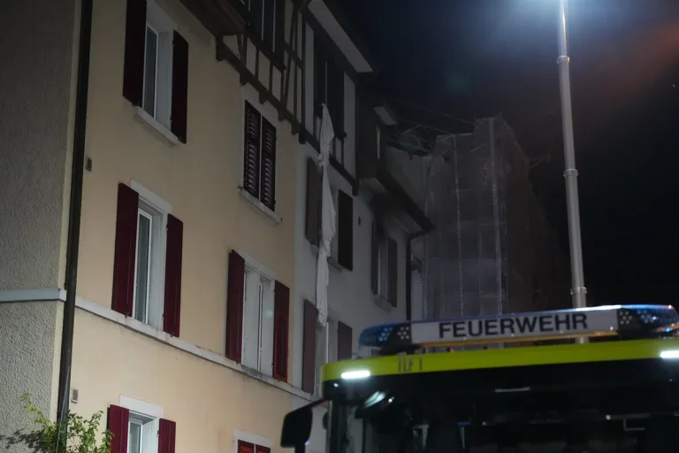 Altstetten ZH – Feuerwehr rettet Frau aus brennendem Haus
