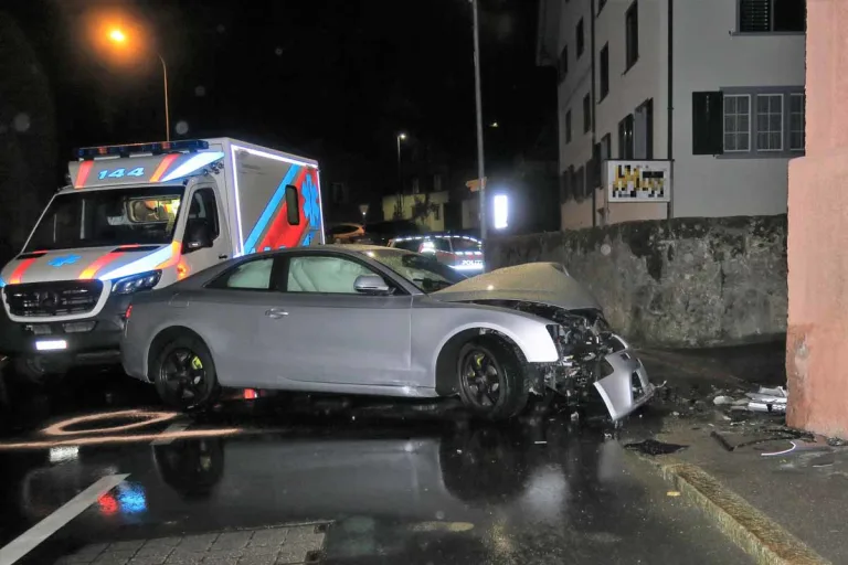 Bilten GL - Mann verliert Kontrolle über sein Auto und kracht in Hausmauer