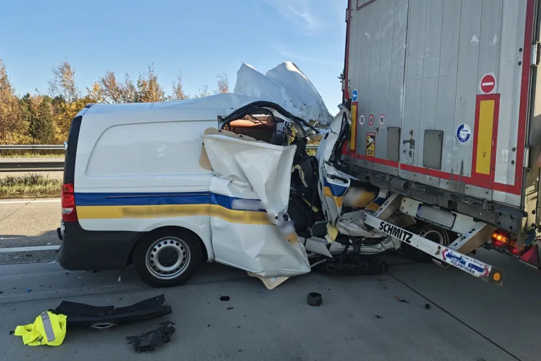 A7 Soltau NI – Kleintransporter prallt auf Sattelzug