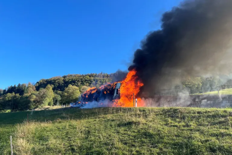 La Malcôte JU – Brand zerstört Lastwagen und Anhänger