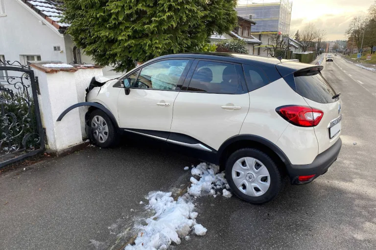 Steinhausen ZG – Aus dem Parkplatz in die Mauer