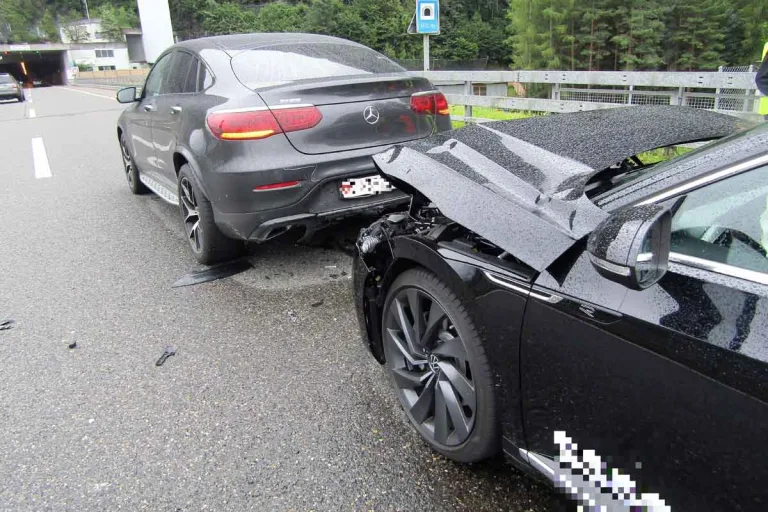 Filzbach GL - Rückstau nach Unfall auf der Autobahn