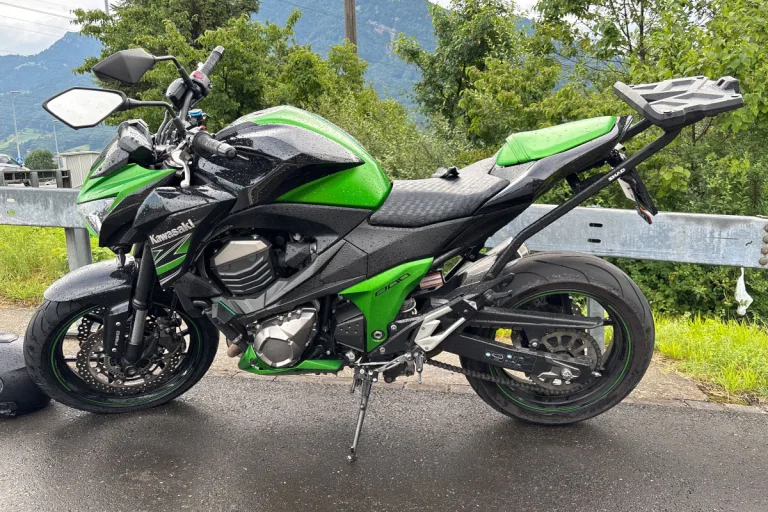 Bilten GL – 18-jähriger Motorradfahrer bei Verkehrsunfall verletzt