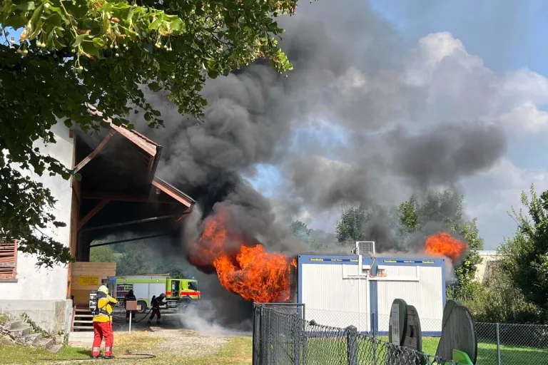 Buchs ZH - Brand eines Wohncontainers