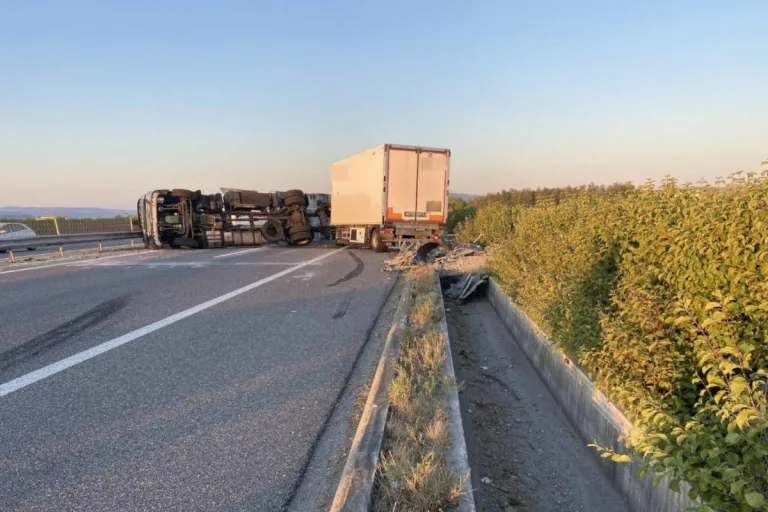 A1 Payerne FR – LKW kippt um und legt die Autobahn lahm