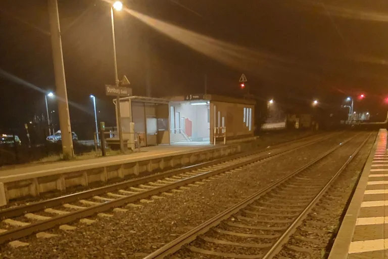 Dornburg – Jugendliche legen Steine auf Gleise