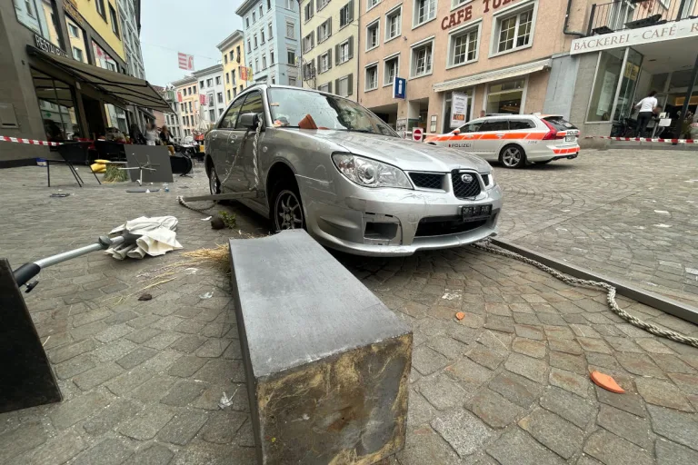 Unfall in Einsiedeln SZ – Auto landet in Gartenwirtschaft