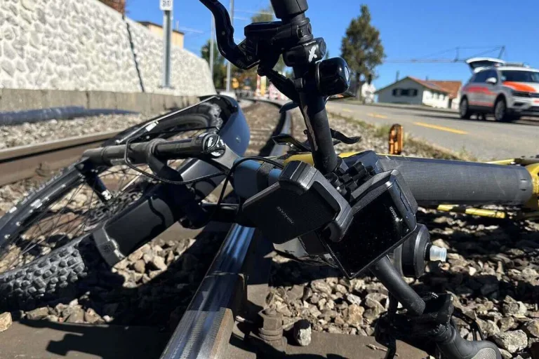 Speicher AR - E-Biker landet bei Unfall auf Gleisen